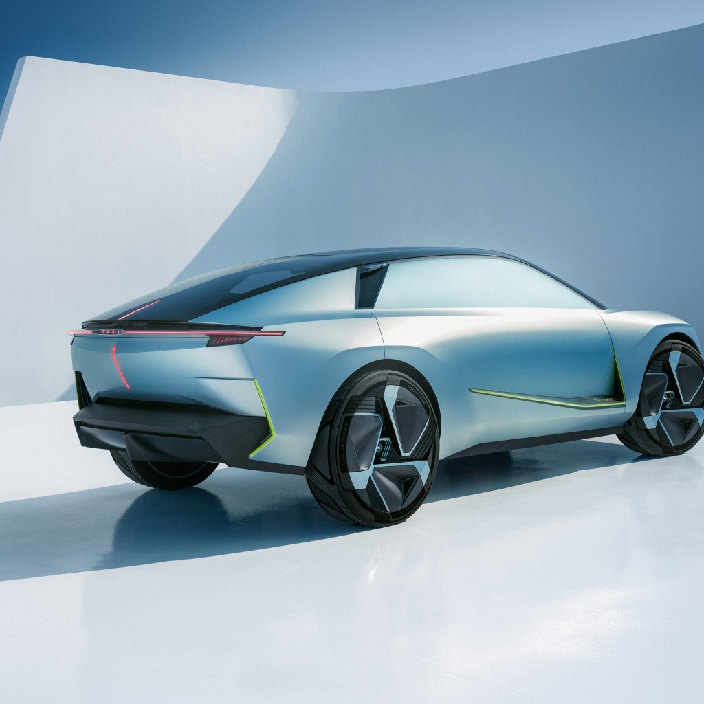 Вид сзади на автомобиль Opel Experimental 2023 года