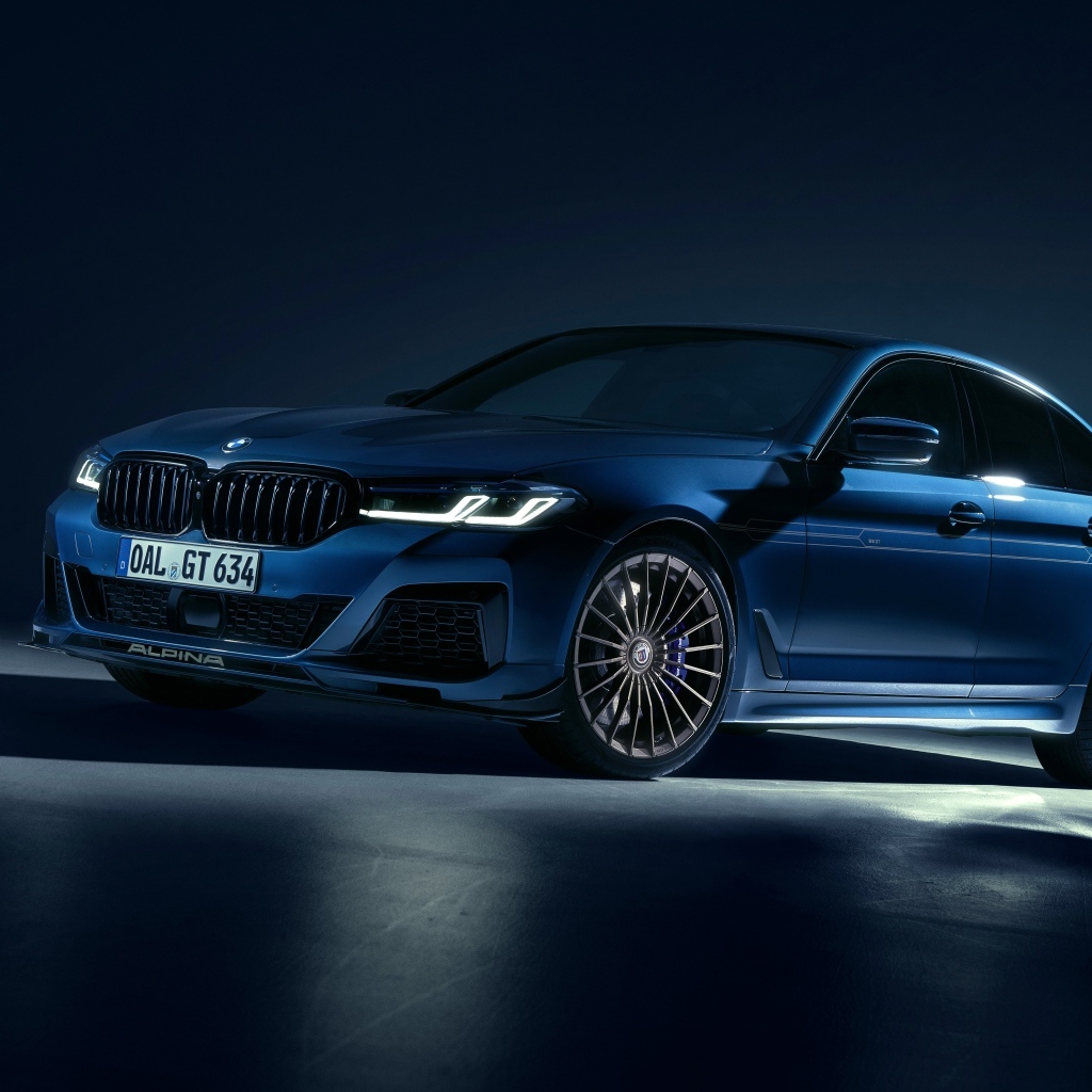 Синий автомобиль Alpina B5 GT 2023 года