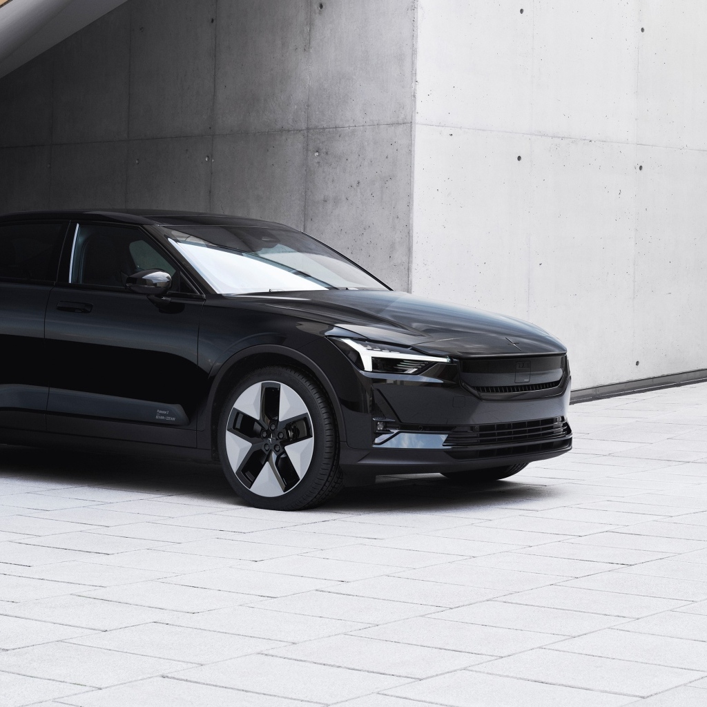Черный автомобиль Polestar 2 2023 года у серой стены