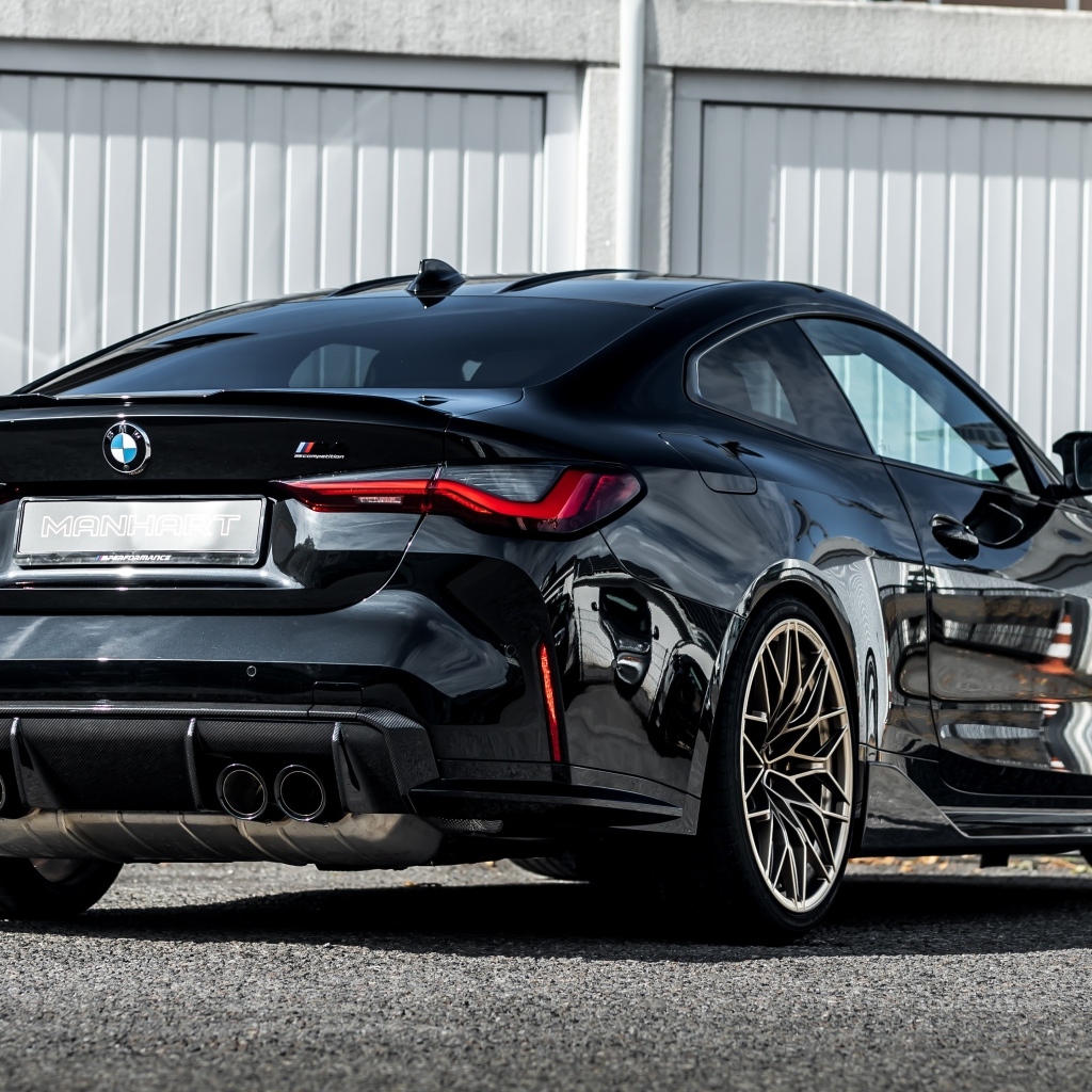 Черный автомобиль Manhart MH4 600 вид сзади