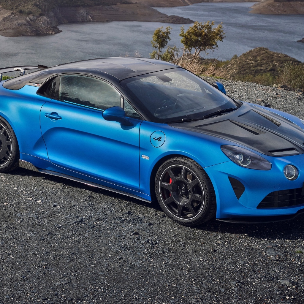 Синий автомобиль Alpine A110 R у воды