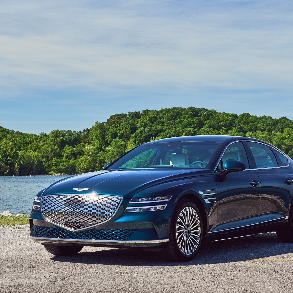 Синий автомобиль Genesis Electrified G80, 2023 года у воды