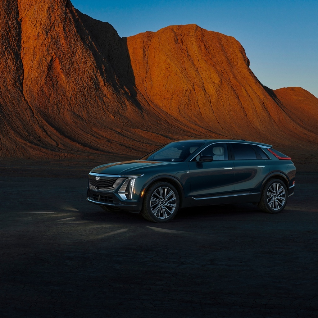 Автомобиль Cadillac Lyriq Tech 2023  в горах