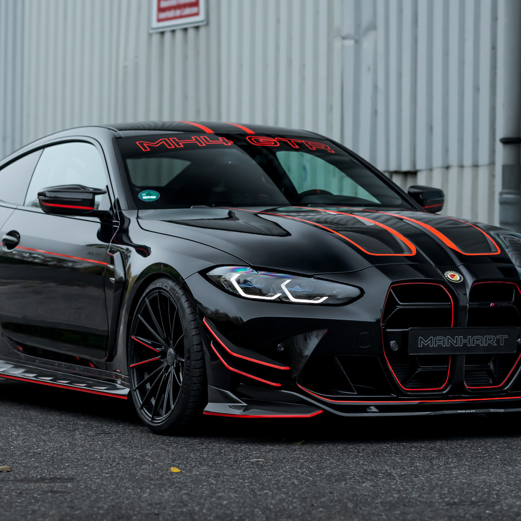 Автомобиль Manhart MH4 GTR II 2022 стоит у гаража