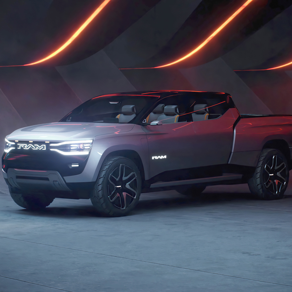 Серебристый пикап Ram 1500 Revolution