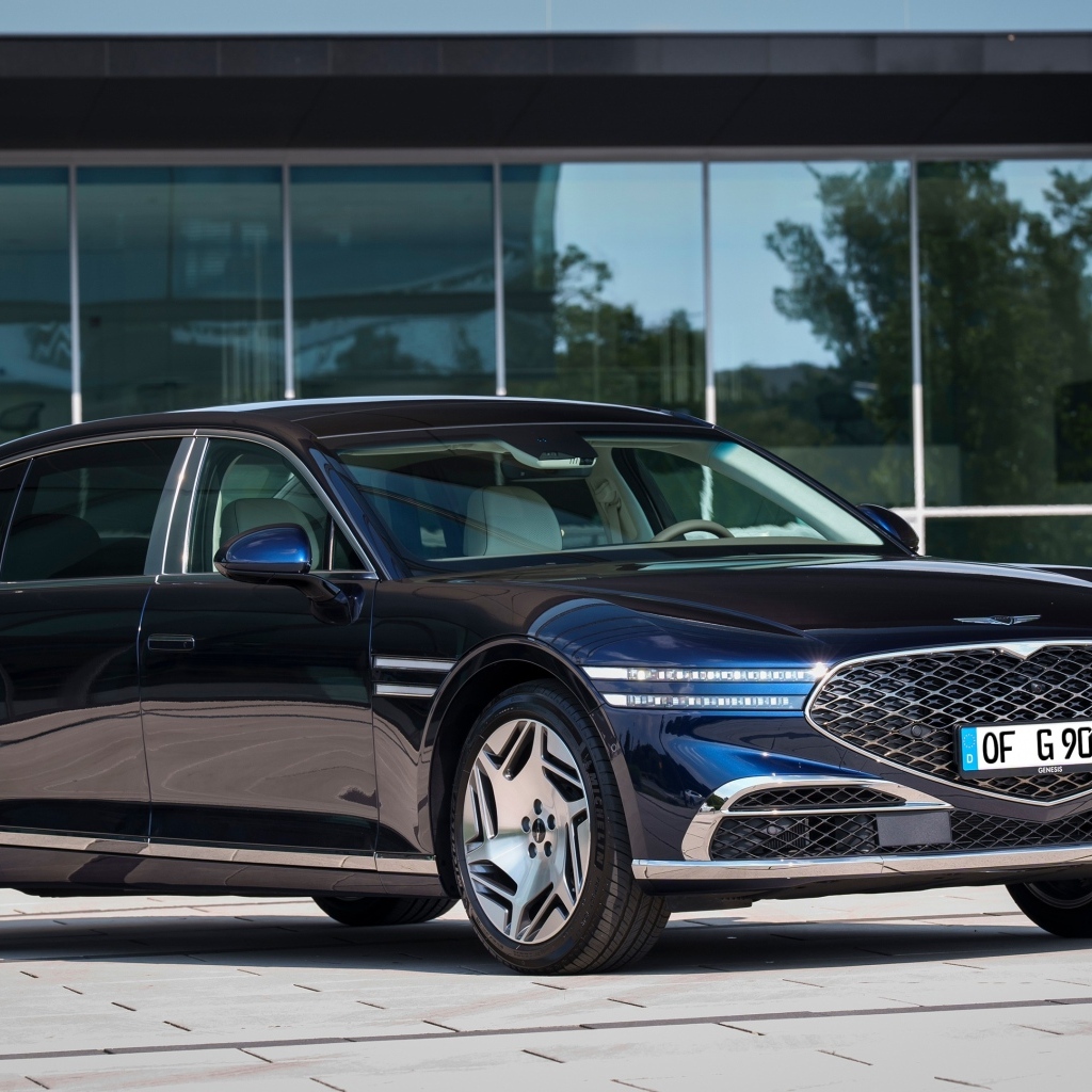 Стильный дорогой автомобиль Genesis G90 Long Wheelbase 2023 года у дома