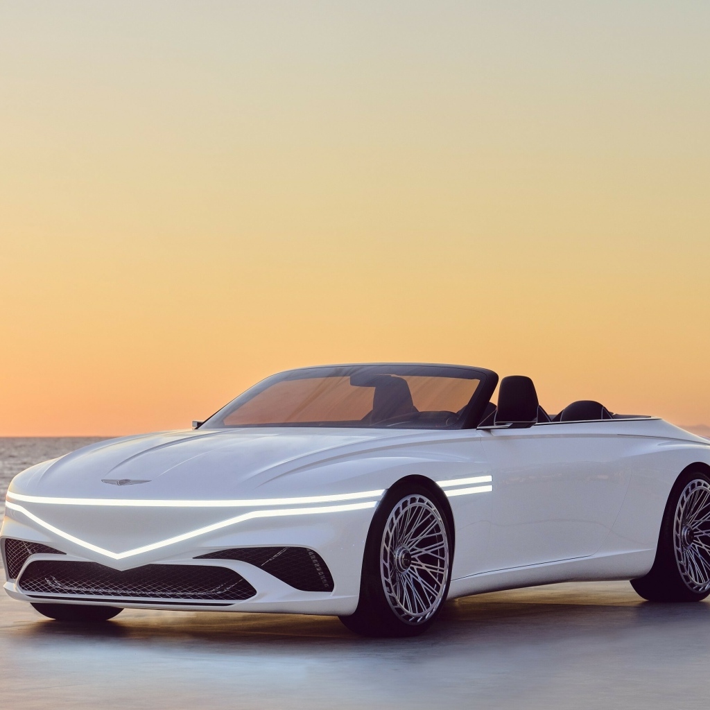 Белый автомобиль Genesis X  2023 года у моря