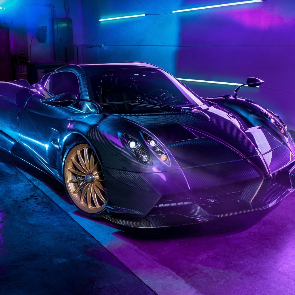 Черный автомобиль Pagani Huayra Roadster