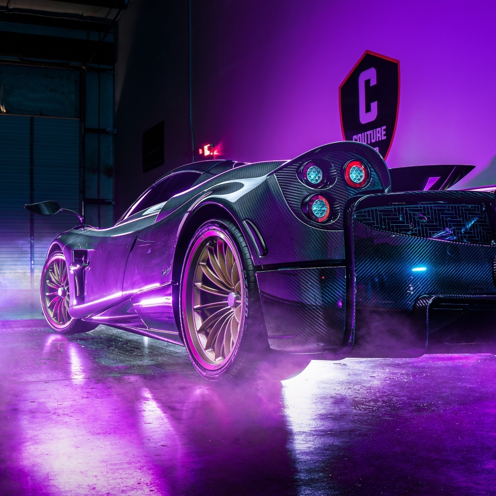 Автомобиль Pagani Huayra Roadster  в неоновом свете