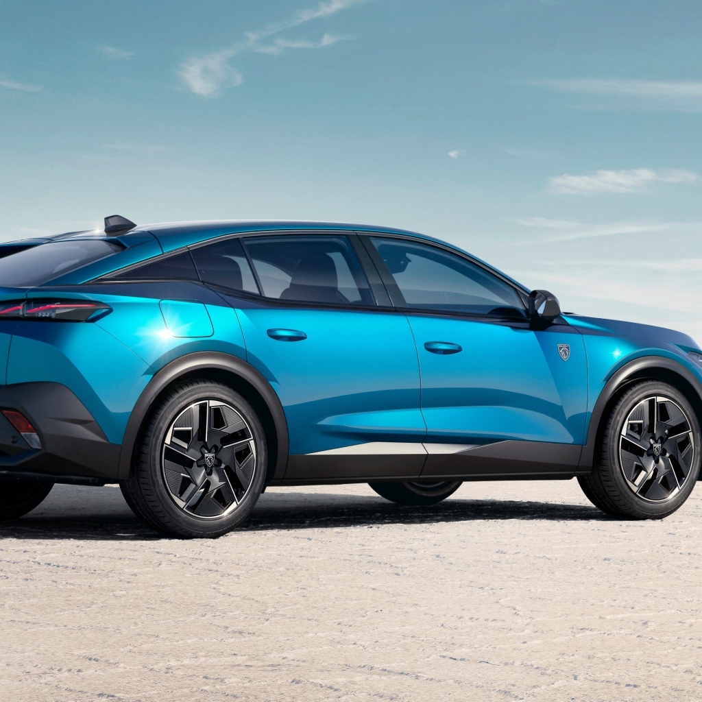 Синий Peugeot 408 GT вид сзади