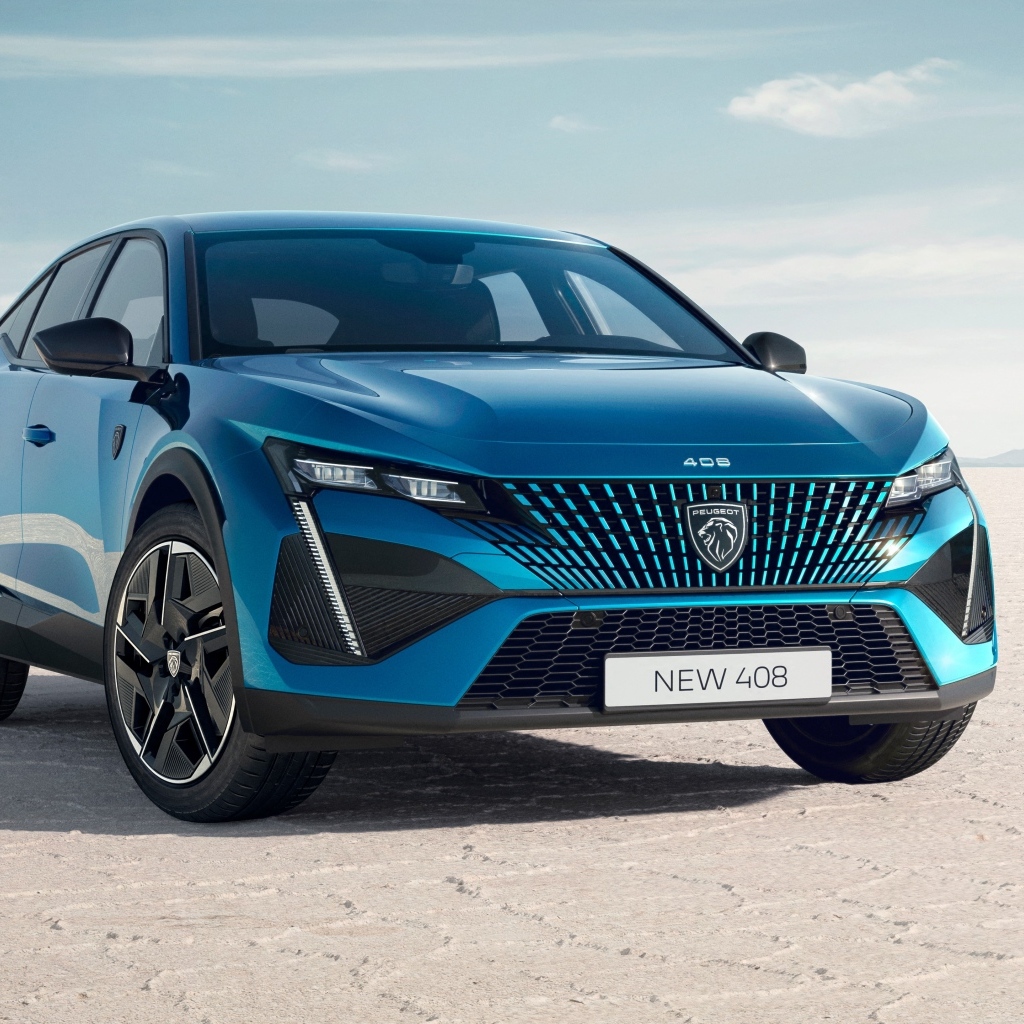 Синий автомобиль Peugeot 408 GT