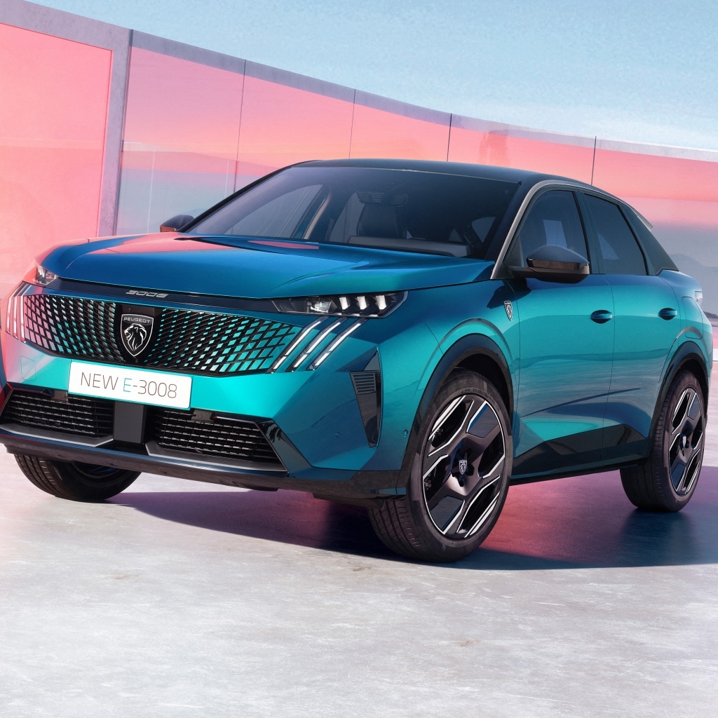 Синий автомобиль Peugeot E-3008 2023 года