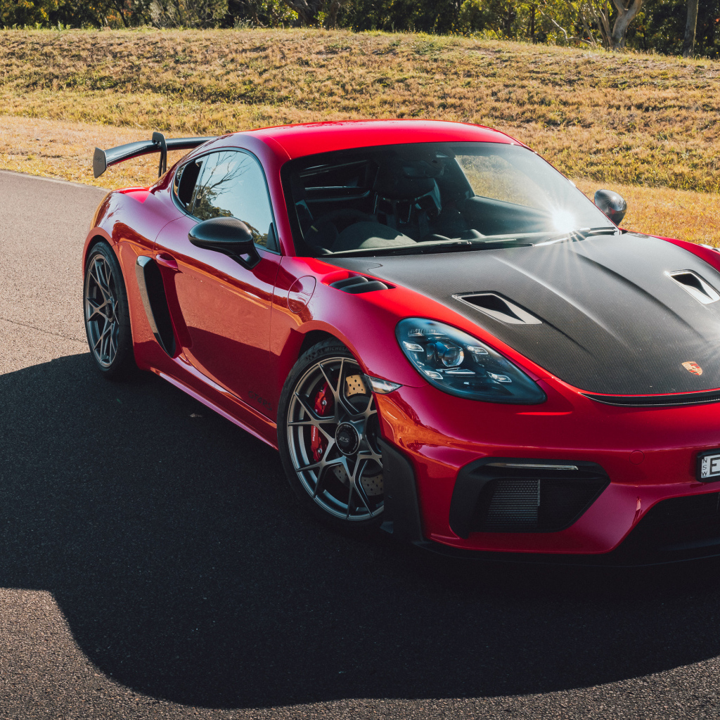 Спортивный автомобиль Porsche 718 Cayman GT4 RS Weissach Package 2023 года на дороге