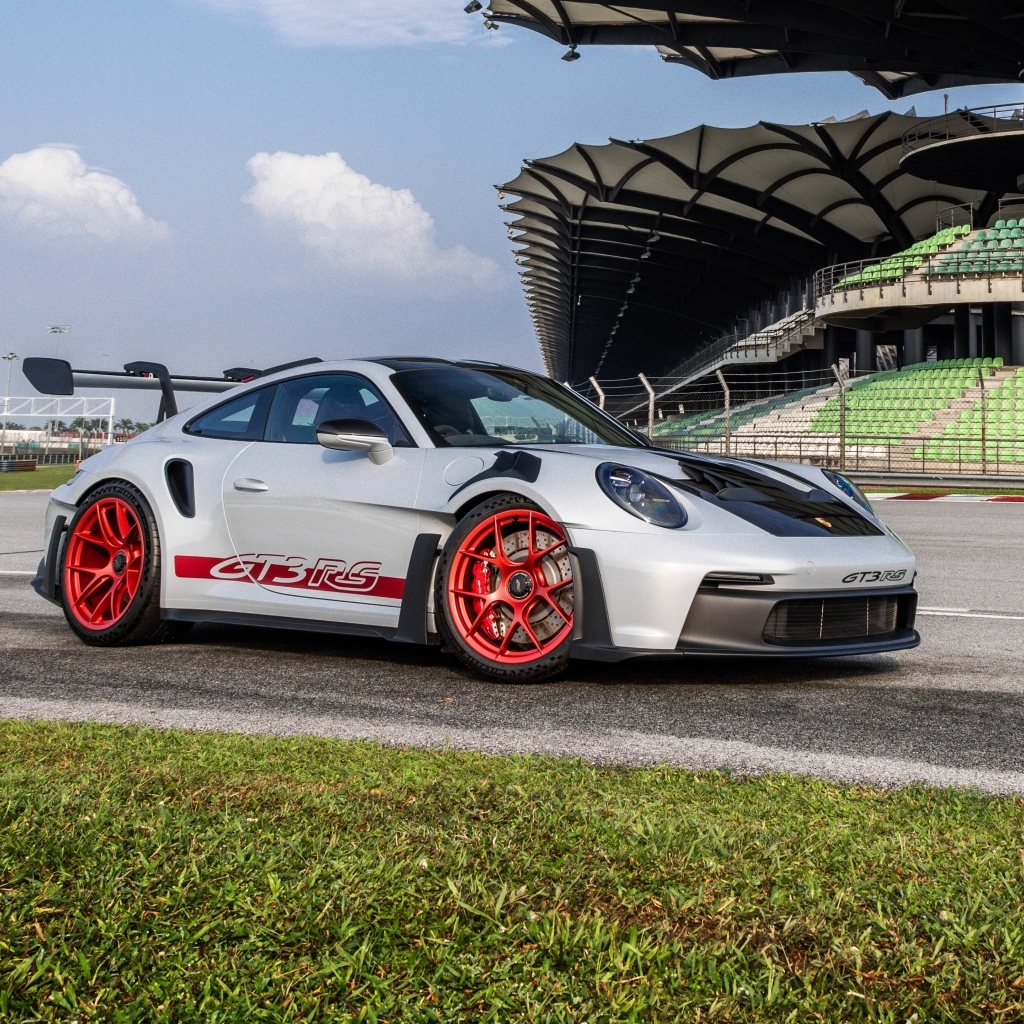 Гоночный автомобиль Porsche 911 GT3 RS Weissach Package 2023 года на трассе