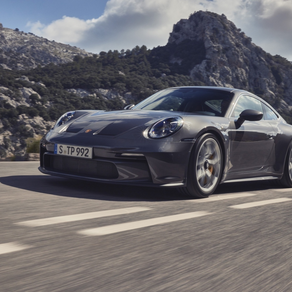 Автомобиль Porsche 911 GT3 Touring 2023 года на фоне гор