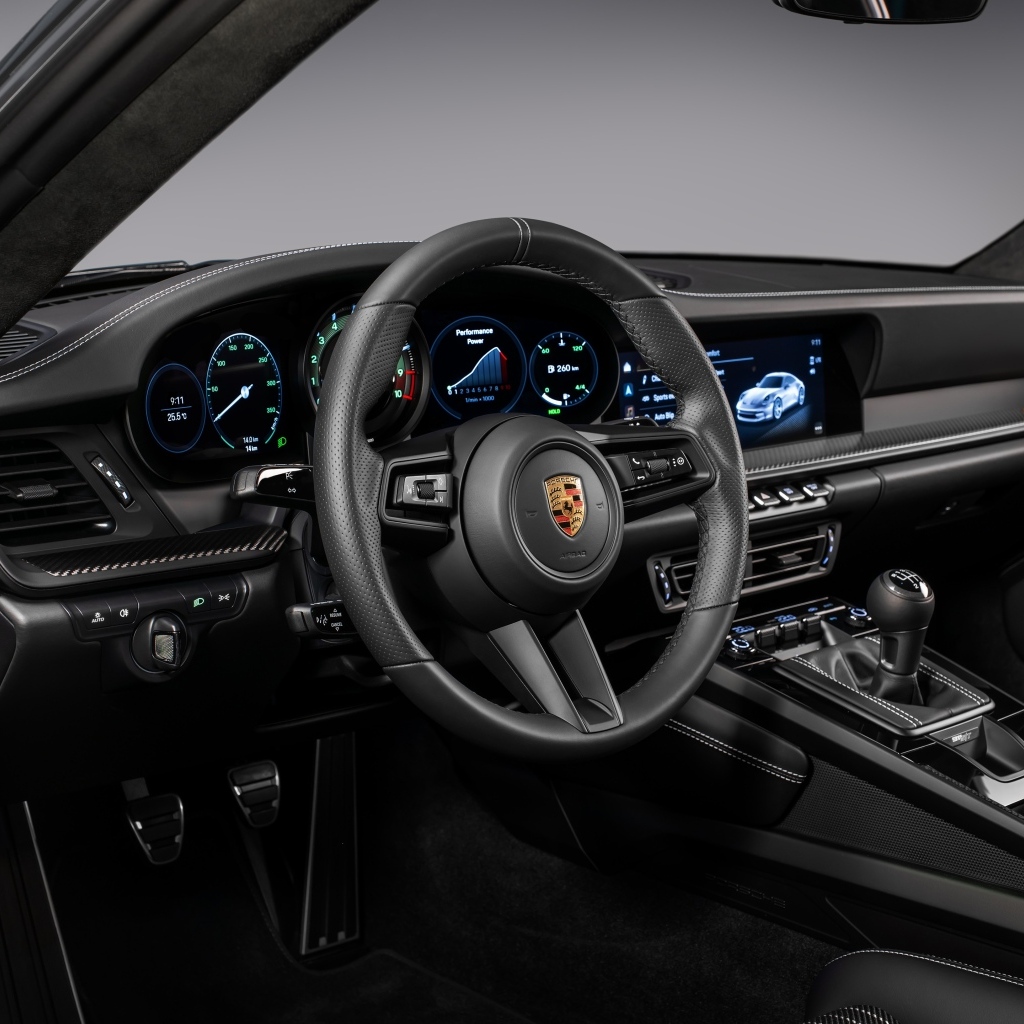 Салон автомобиля Porsche 911 ST 2023 года