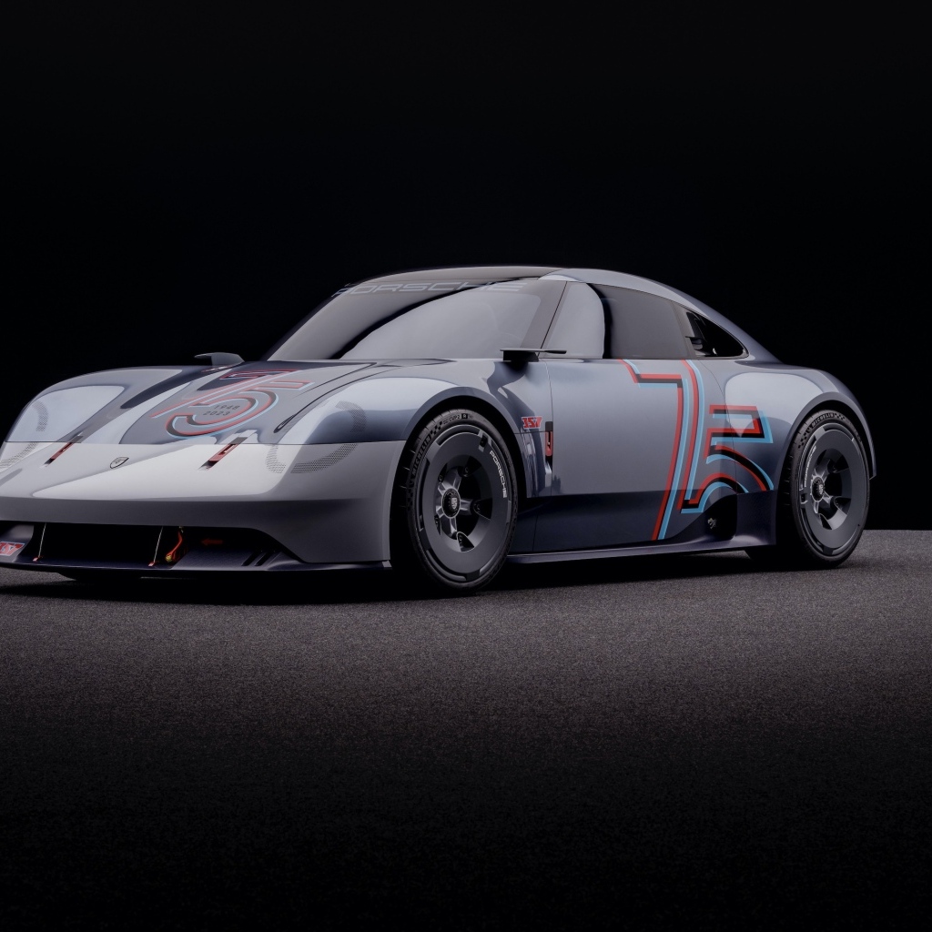 Автомобиль Porsche Vision 357 2023 года на черном фоне