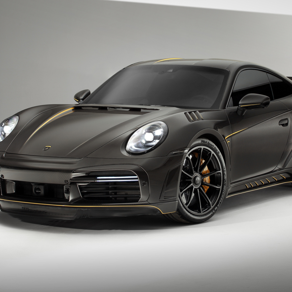 Авто Porsche 911 Turbo S Stinger GTR Carbon Edition на сером фоне 