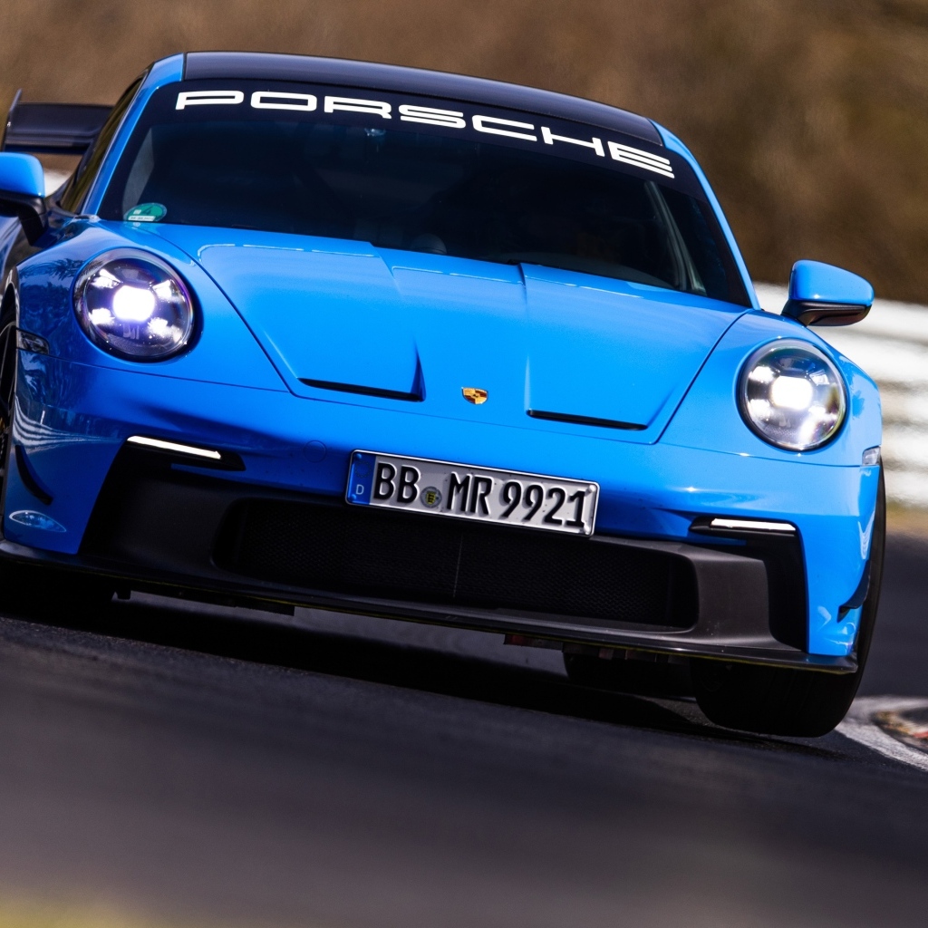 Красивый синий автомобиль Porsche 911 GT3