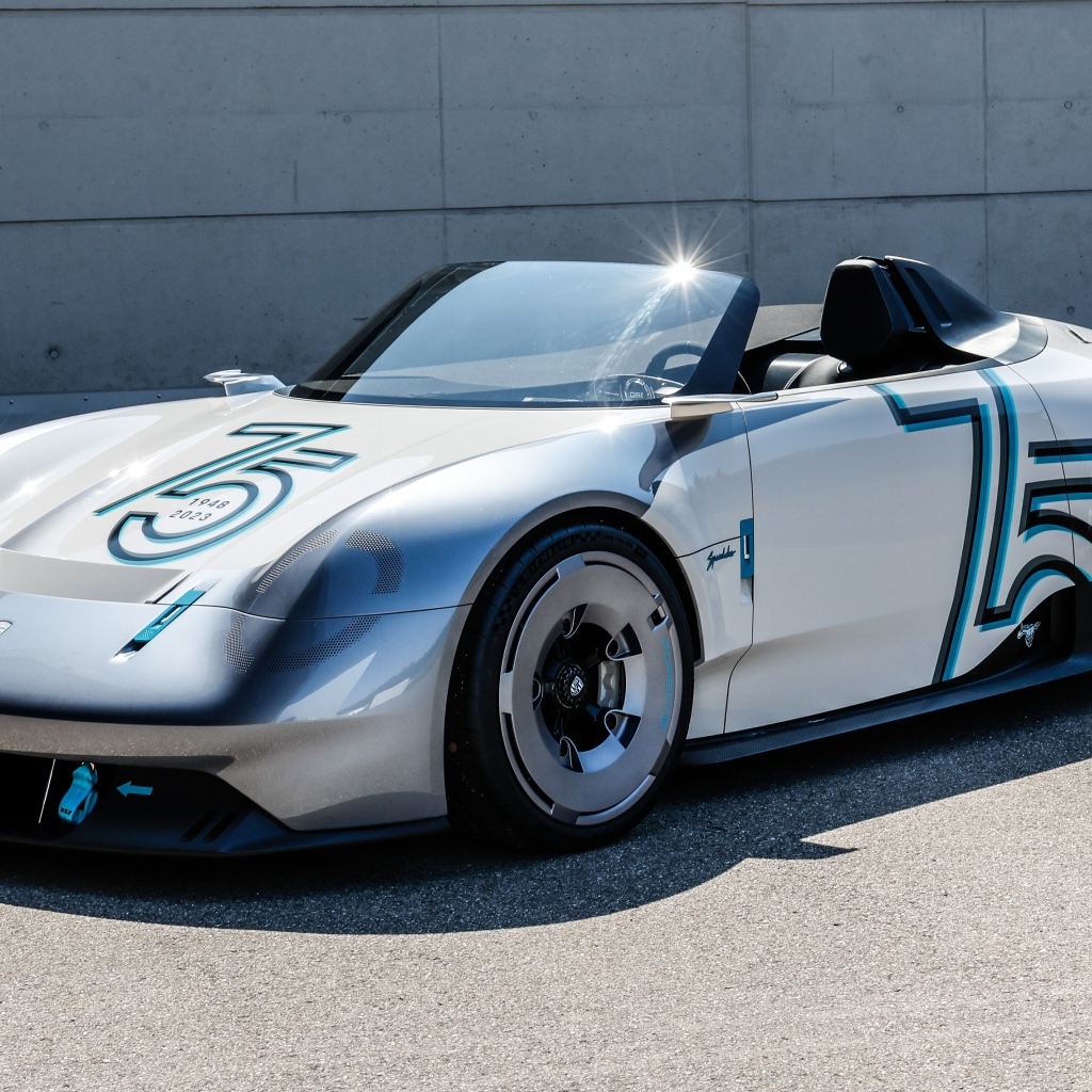 Красивый спортивный автомобиль Porsche Vision 357 Speedster