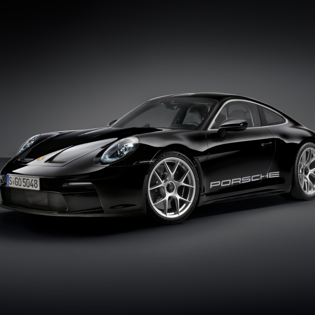 Черный автомобиль  Porsche 911 ST 2023 года