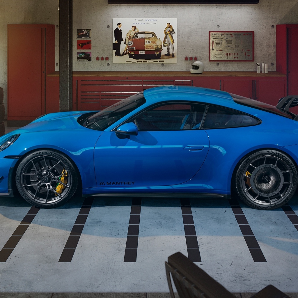 Синий автомобиль Porsche 911 GT3  вид сбоку