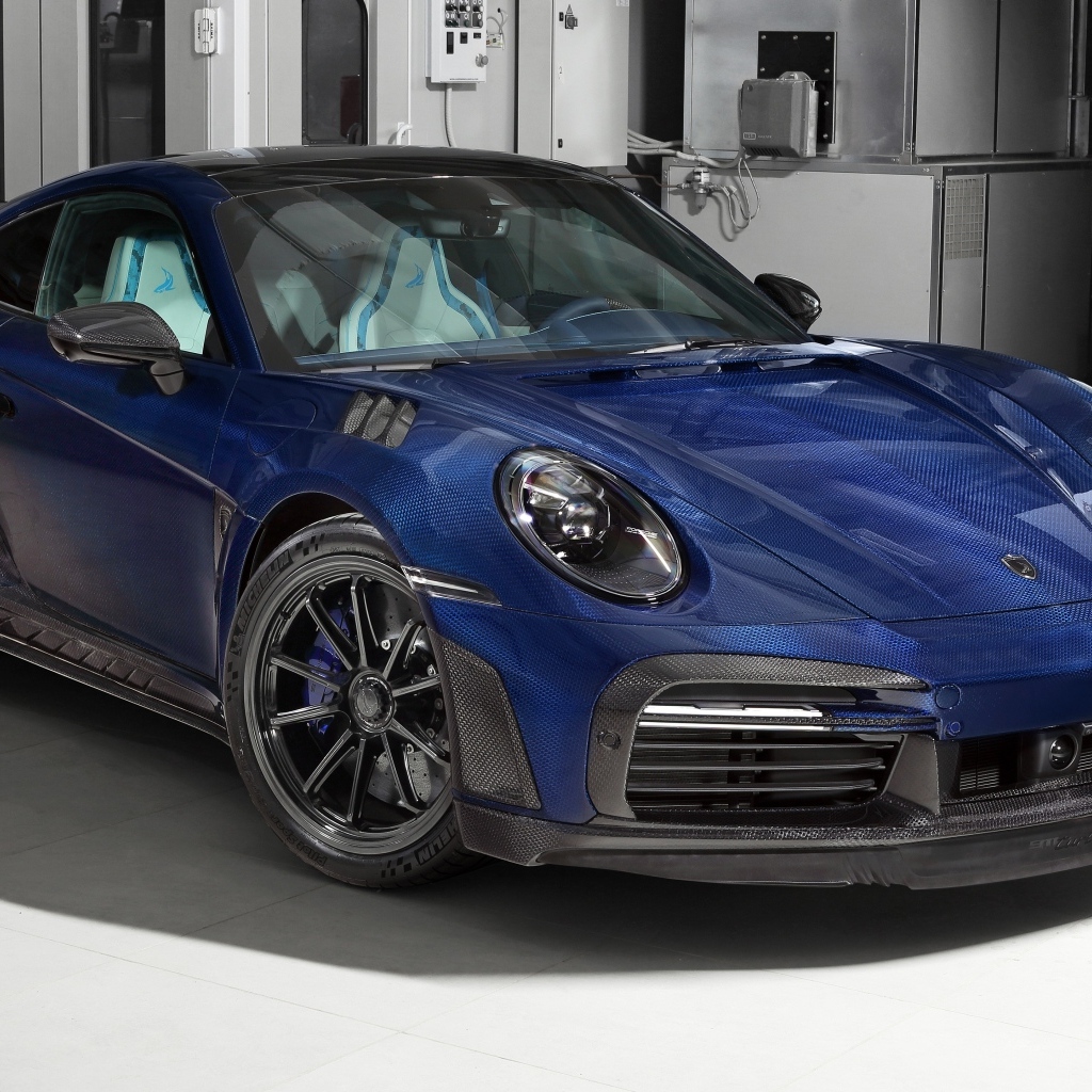 Синий автомобиль Porsche 911 Turbo S Stinger GTR