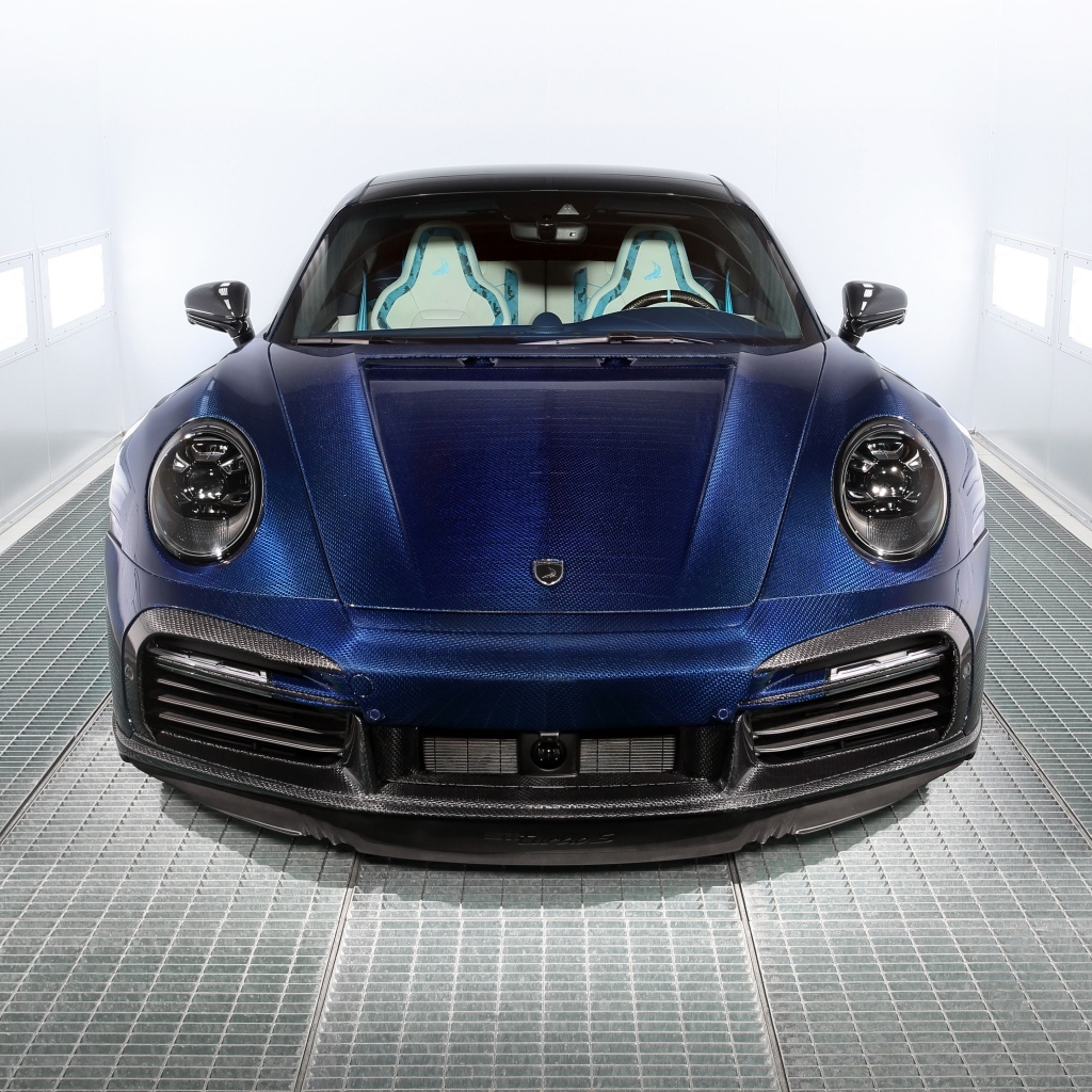 Синий автомобиль  Porsche 911 Turbo S Stinger GTR вид спереди
