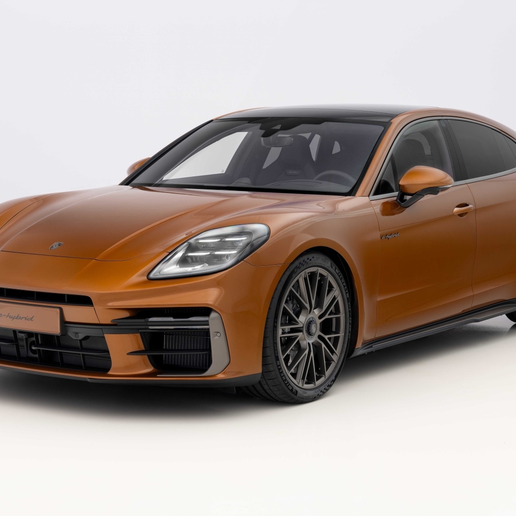Коричневый автомобиль Porsche Panamera Turbo E-Hybrid 2024 года
