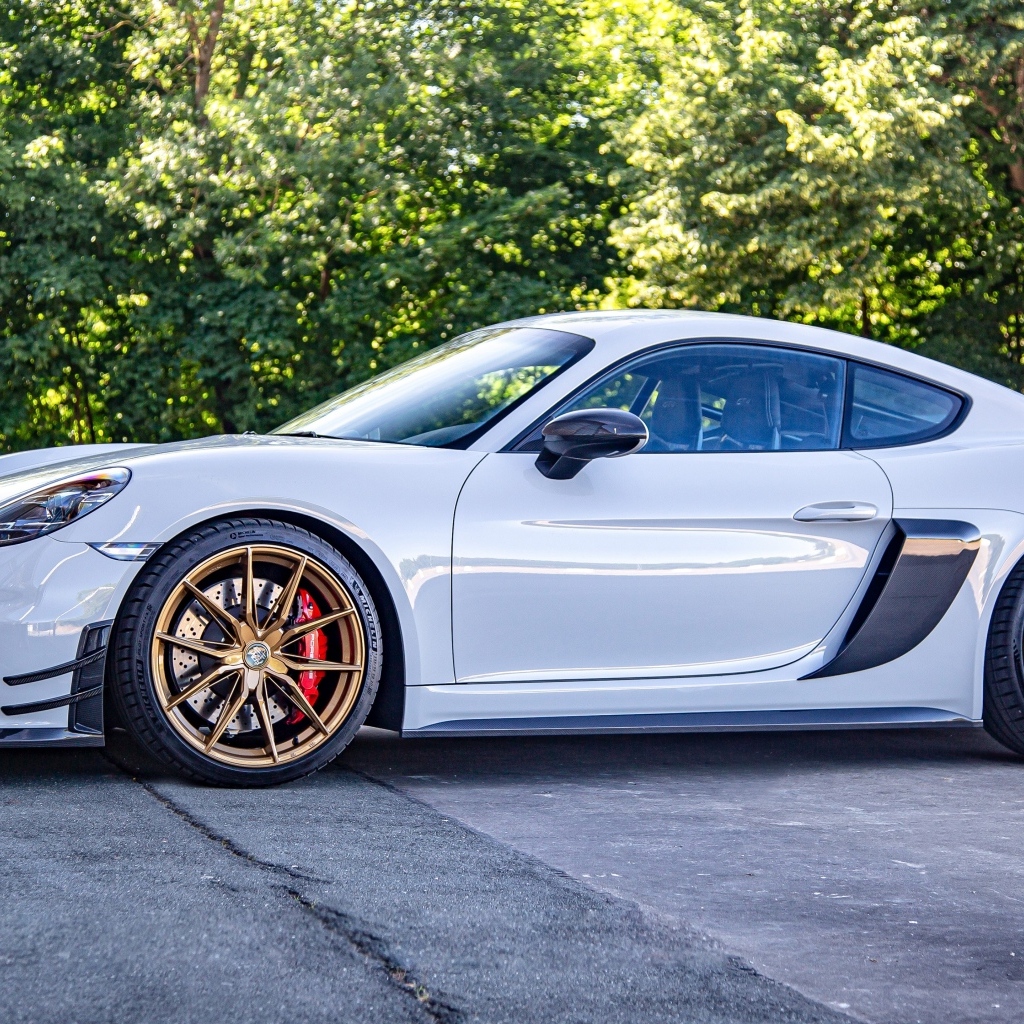 Автомобиль Porsche 718 Cayman GT4 вид сбоку