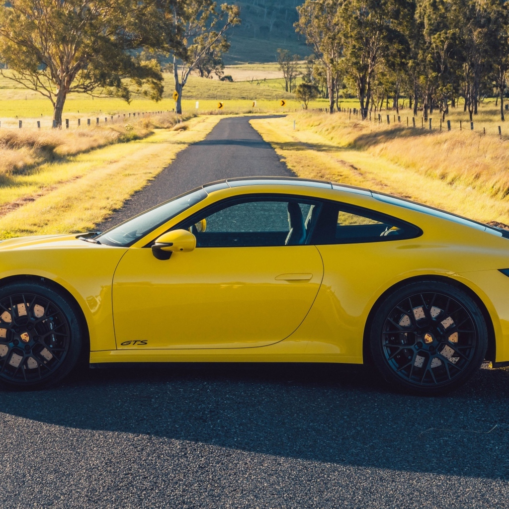 Автомобиль Porsche 911 Carrera GTS вид сбоку
