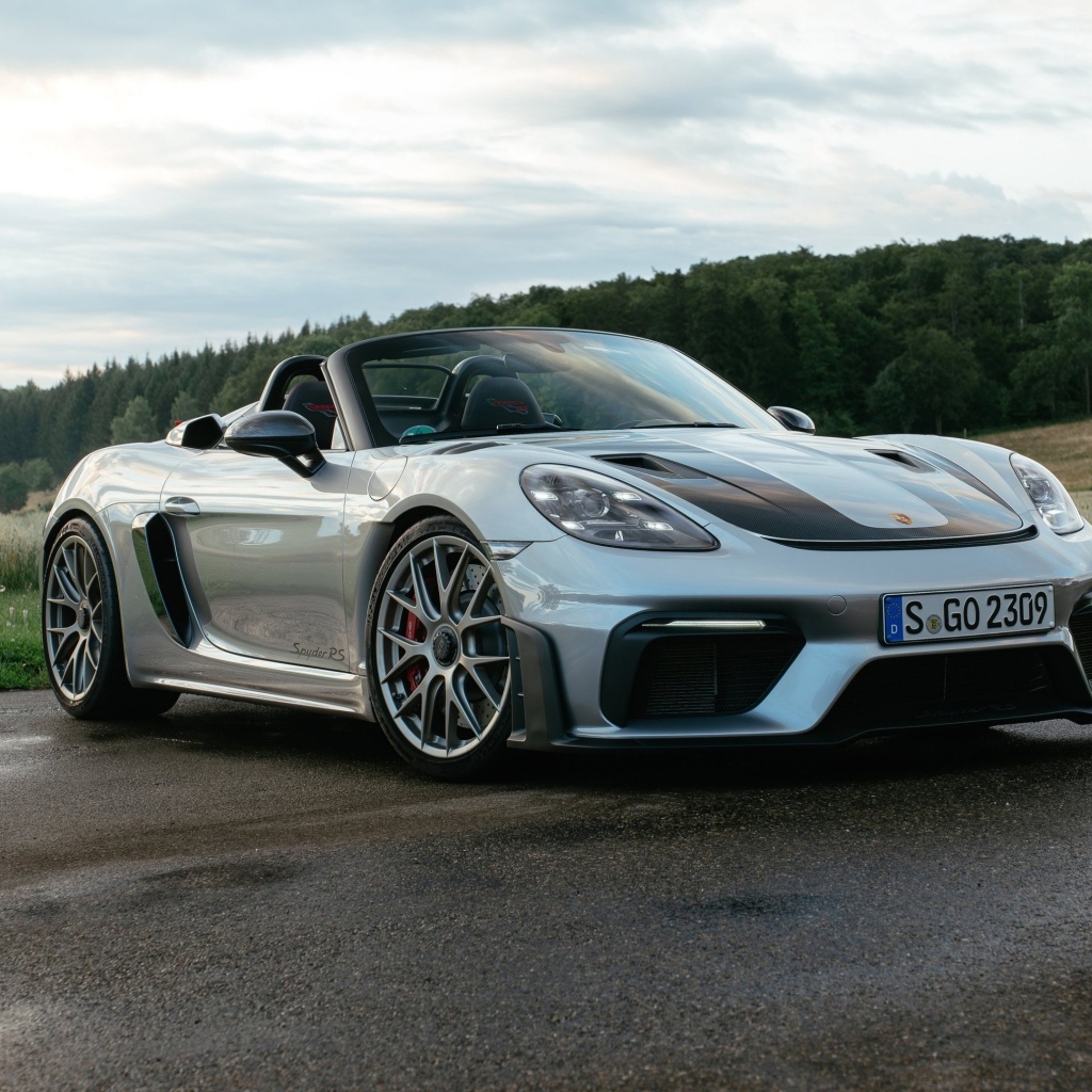 Быстрый Porsche 718 Spyder RS на мокрой дороге