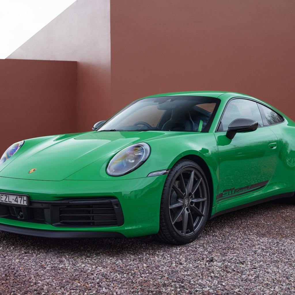 Зеленый автомобиль  Porsche 911 Carrera T 2023 года