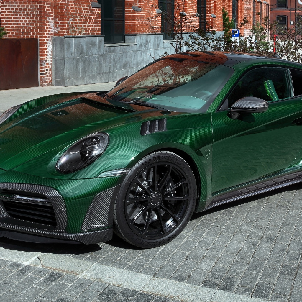 Зеленый автомобиль Porsche 911 Turbo S Stinger GTR