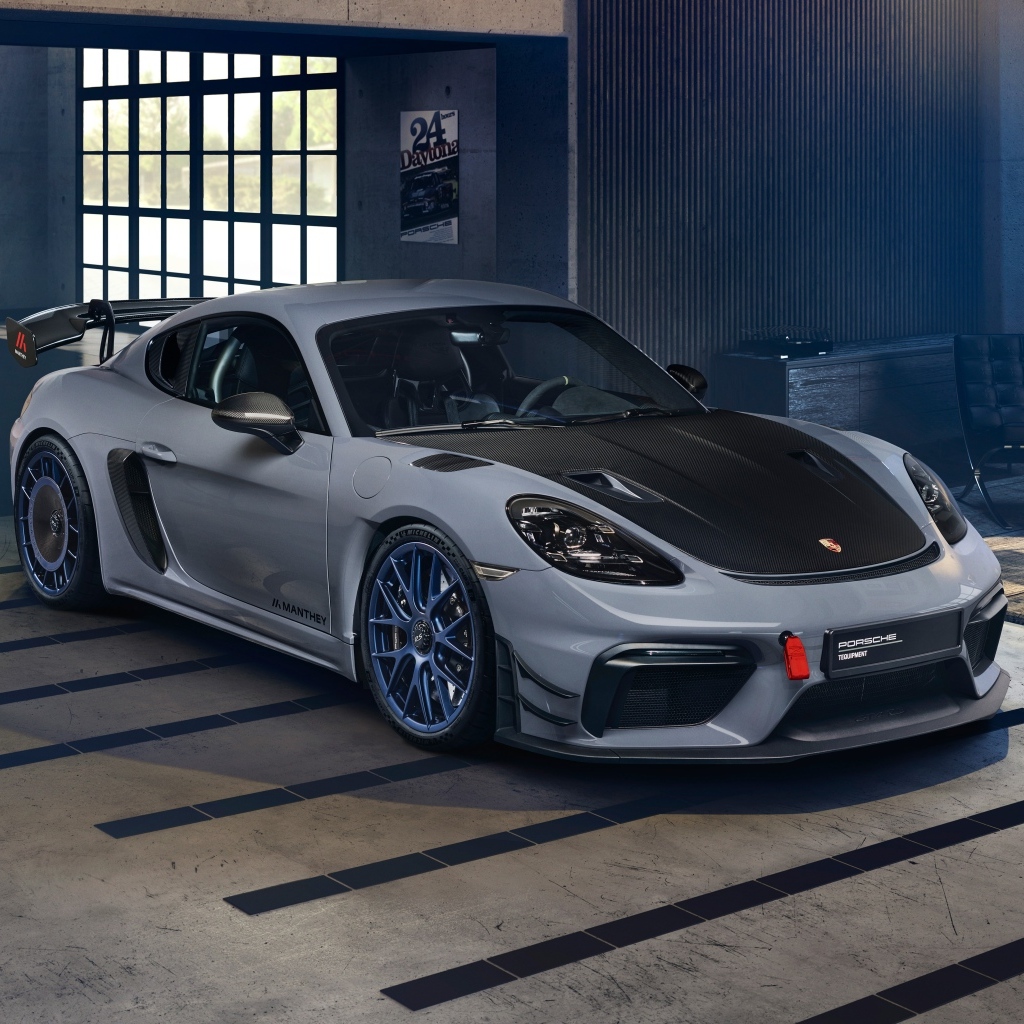 Автомобиль Porsche 718 Cayman GT4 RS Manthey Kit в гараже