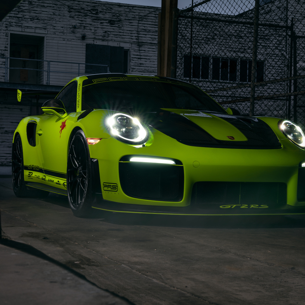 Автомобиль Porsche 911 GT2 RS у старого здания