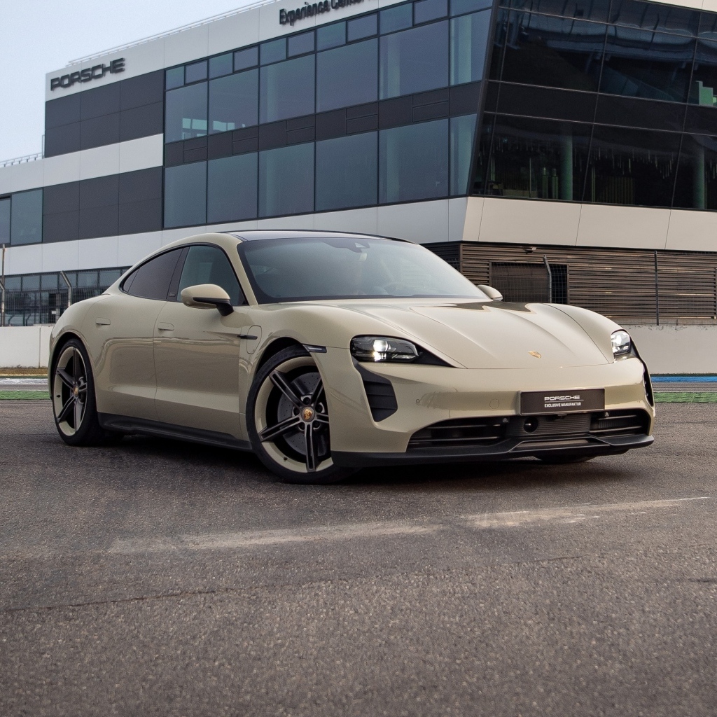 Автомобиль Porsche Taycan GTS у здания