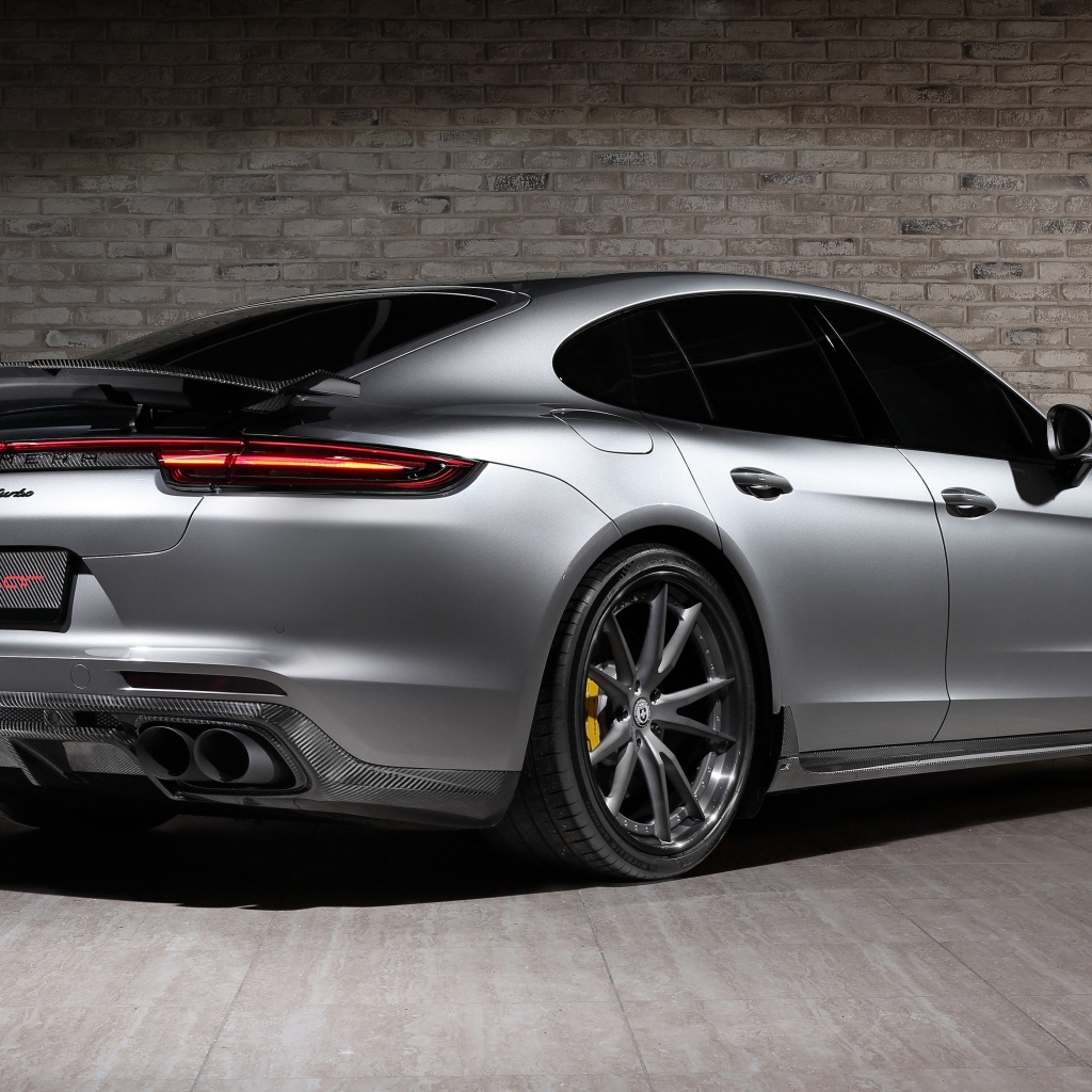 Вид сзади на автомобиль Porsche Panamera Turbo GT Edition 2023 года