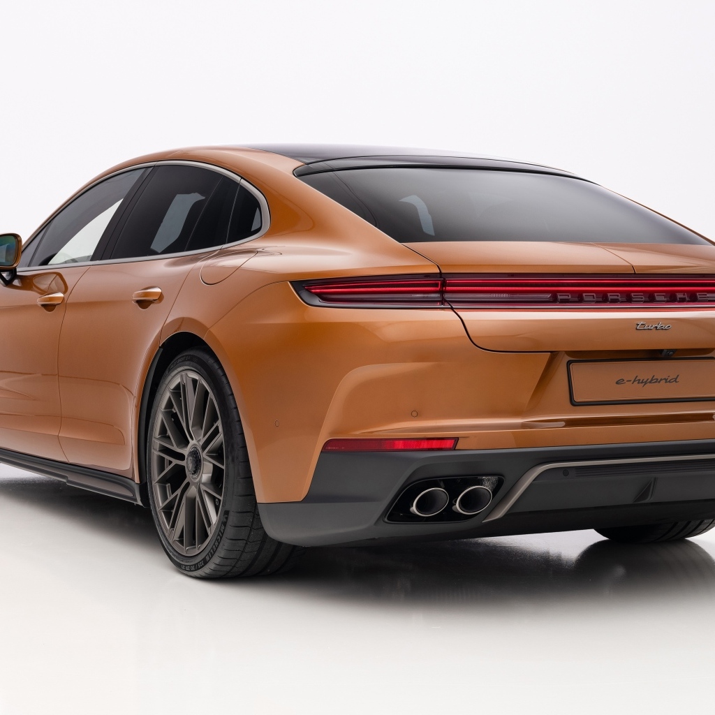Вид сзади на автомобиль Porsche Panamera Turbo E-Hybrid 2024 года