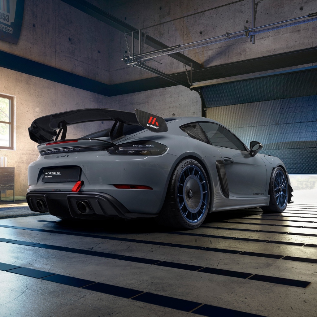Вид сзади на автомобиль Porsche 718 Cayman GT4 RS Manthey Kit