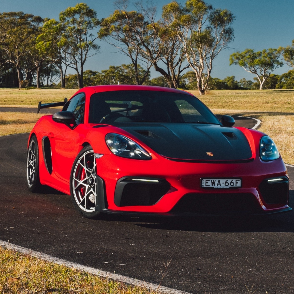 Красный Porsche 718 Cayman GT4 RS Weissach Package 2023 года