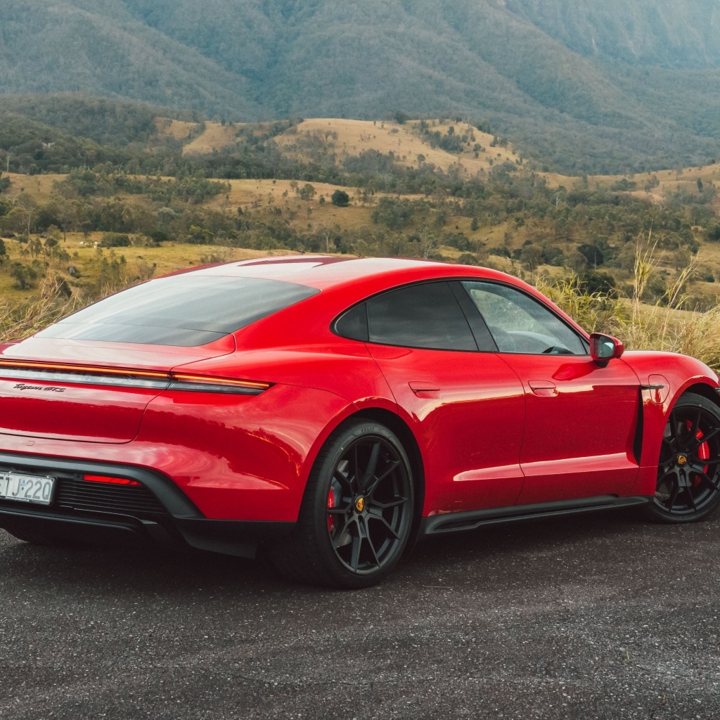 Красный автомобиль Porsche Taycan GTS вид сзади