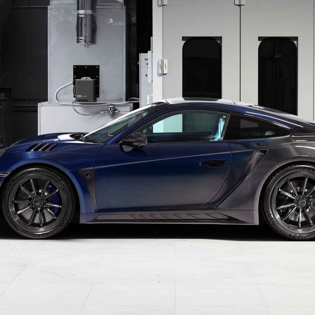 Вид сбоку на автомобиль Porsche 911 Turbo S Stinger GTR