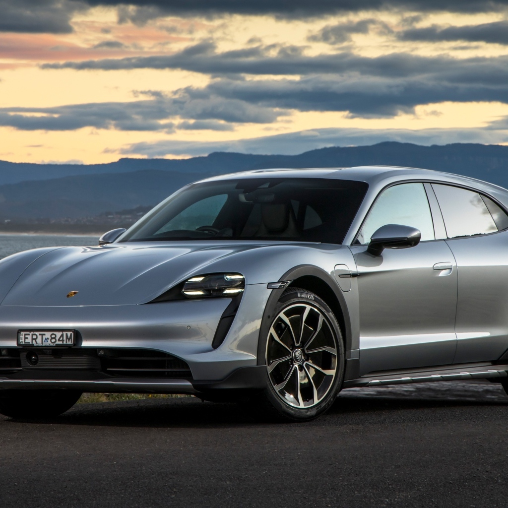 Серебристый Porsche Taycan 4 Cross Turismo у моря