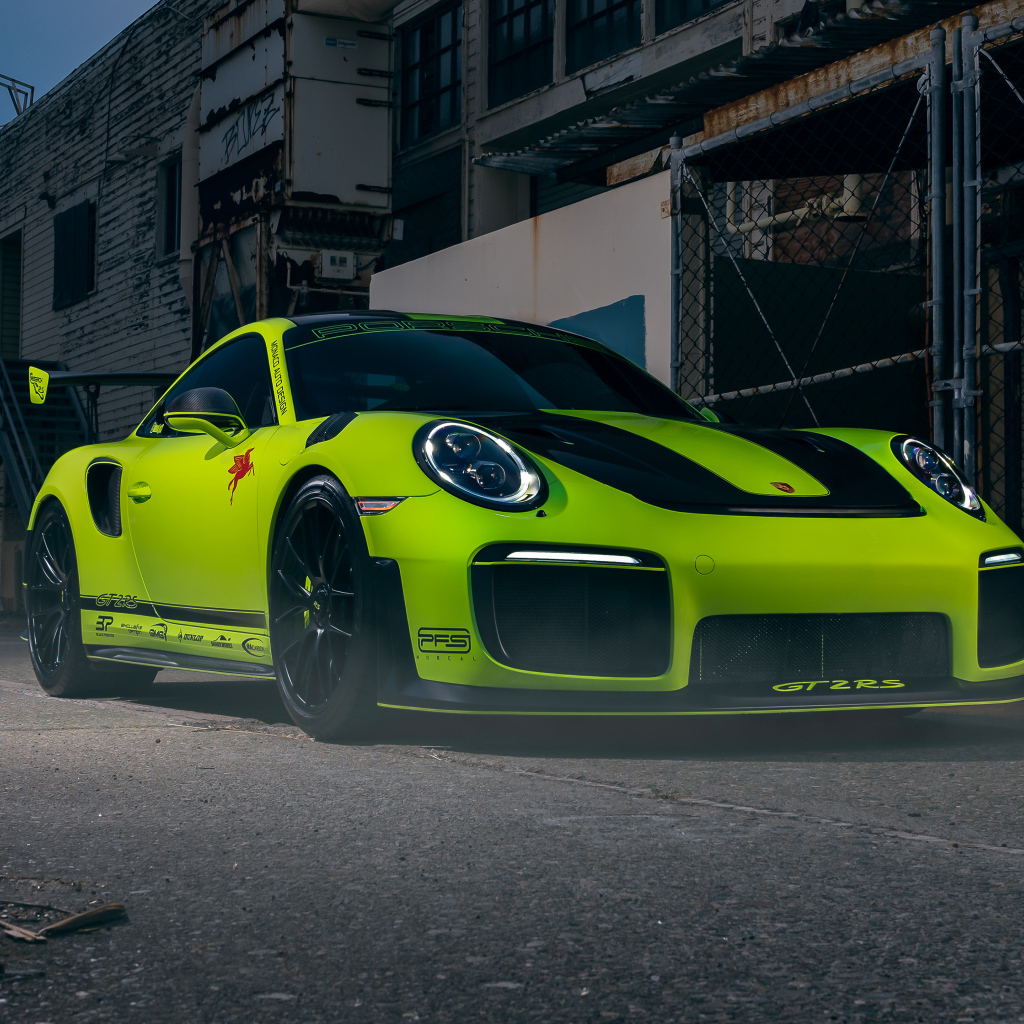 Спортивный автомобиль Porsche 911 GT2 RS салатового цвета