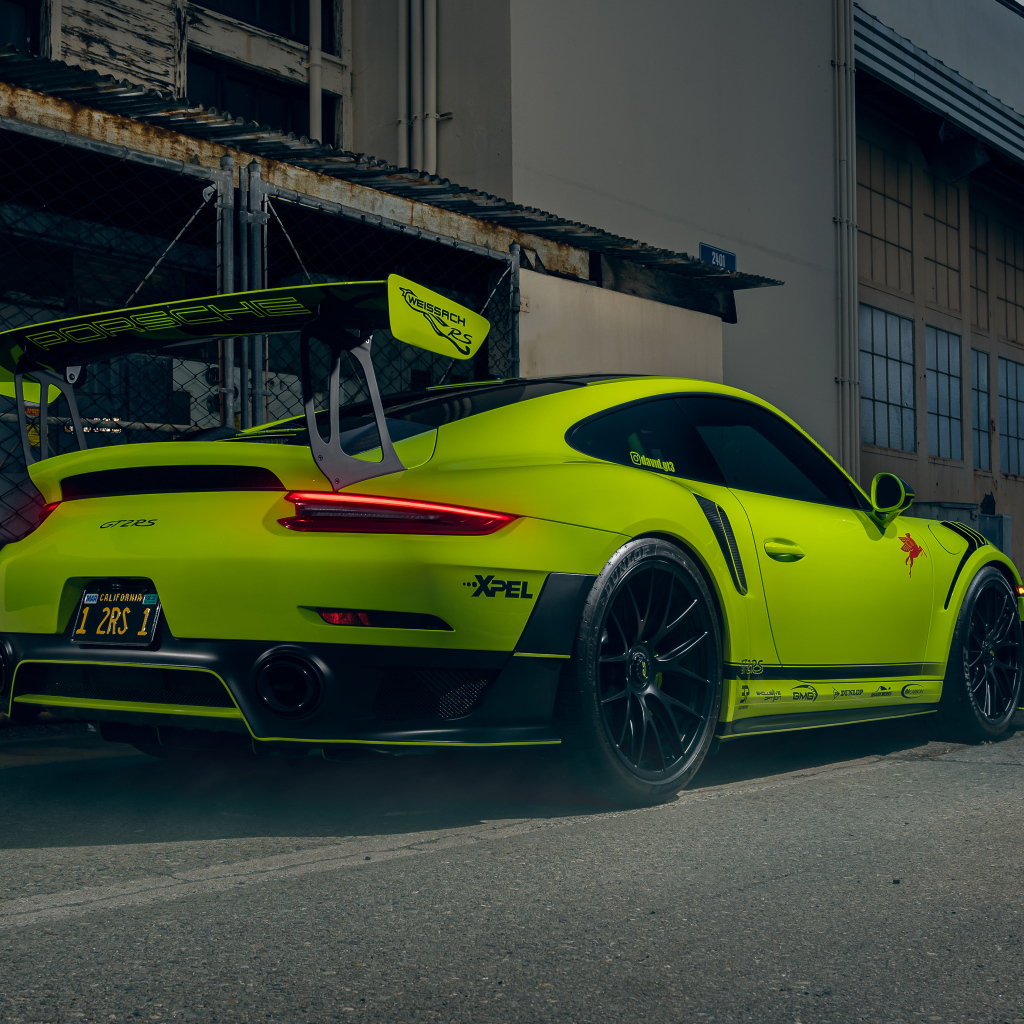 Спорткар Porsche 911 GT2 RS вид сзади