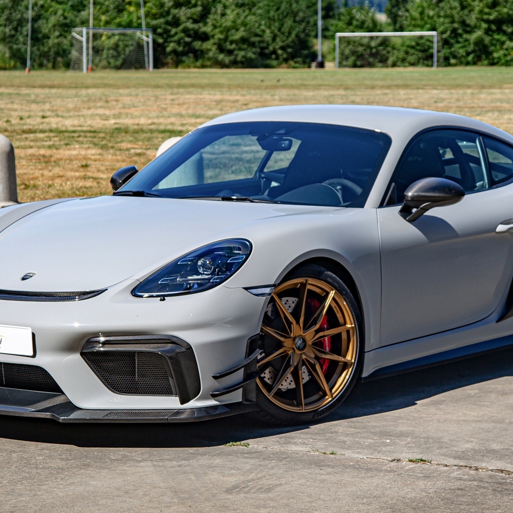 Стильный автомобиль Porsche 718 Cayman GT4