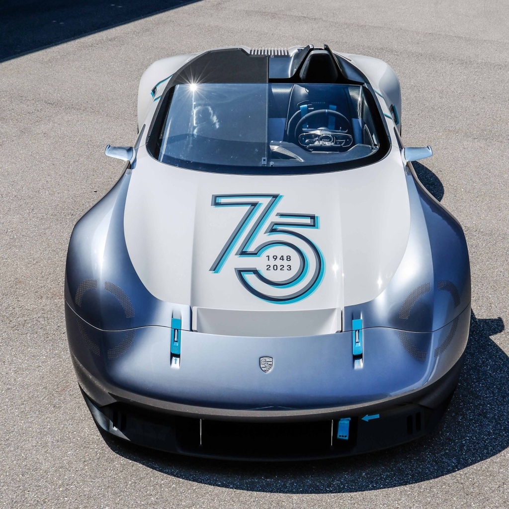 Вид сверху на гоночный автомобиль Porsche Vision 357 Speedster