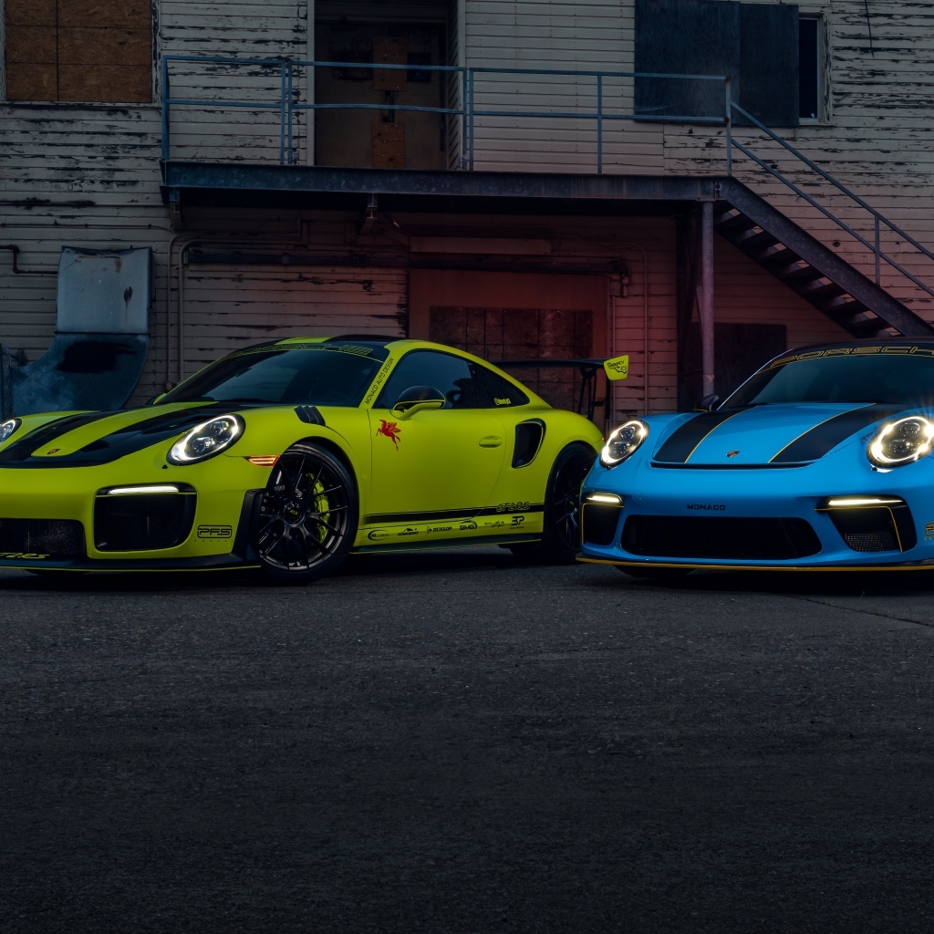 Два спортивных автомобиля Porsche 911 GT2 RS & GT3 RS