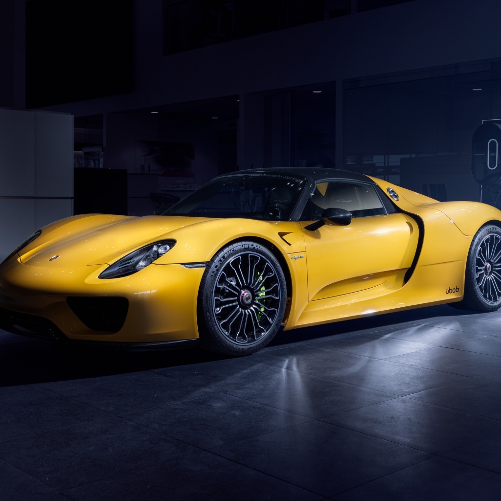 Желтый Porsche 918 Spyder в гараже